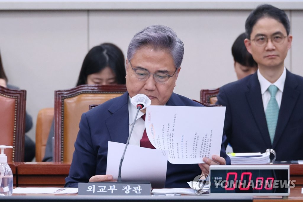 현안 보고서 검토하는 박진 장관