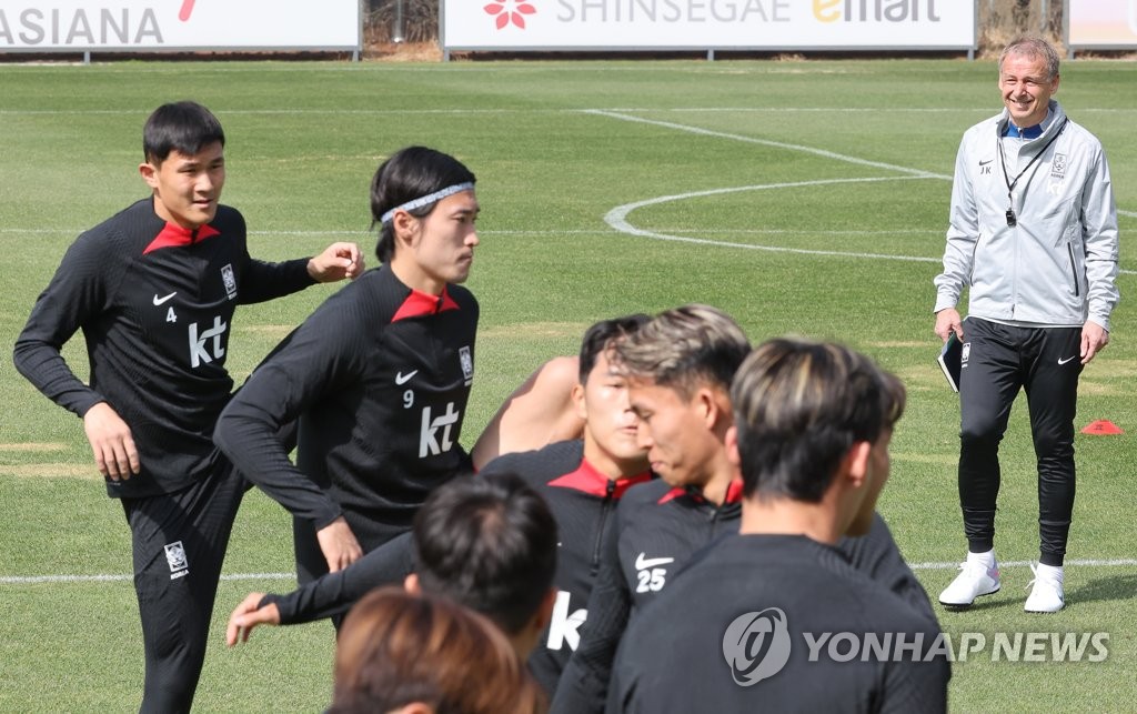 El entrenador en jefe de Corea del Sur, Jurgen Klinsmann (derecha), observa a sus jugadores durante una sesión de entrenamiento en el Centro Nacional de Fútbol de Paju, a unos 30 kilómetros al noroeste de Seúl, el 22 de marzo de 2023. (Yonhap)