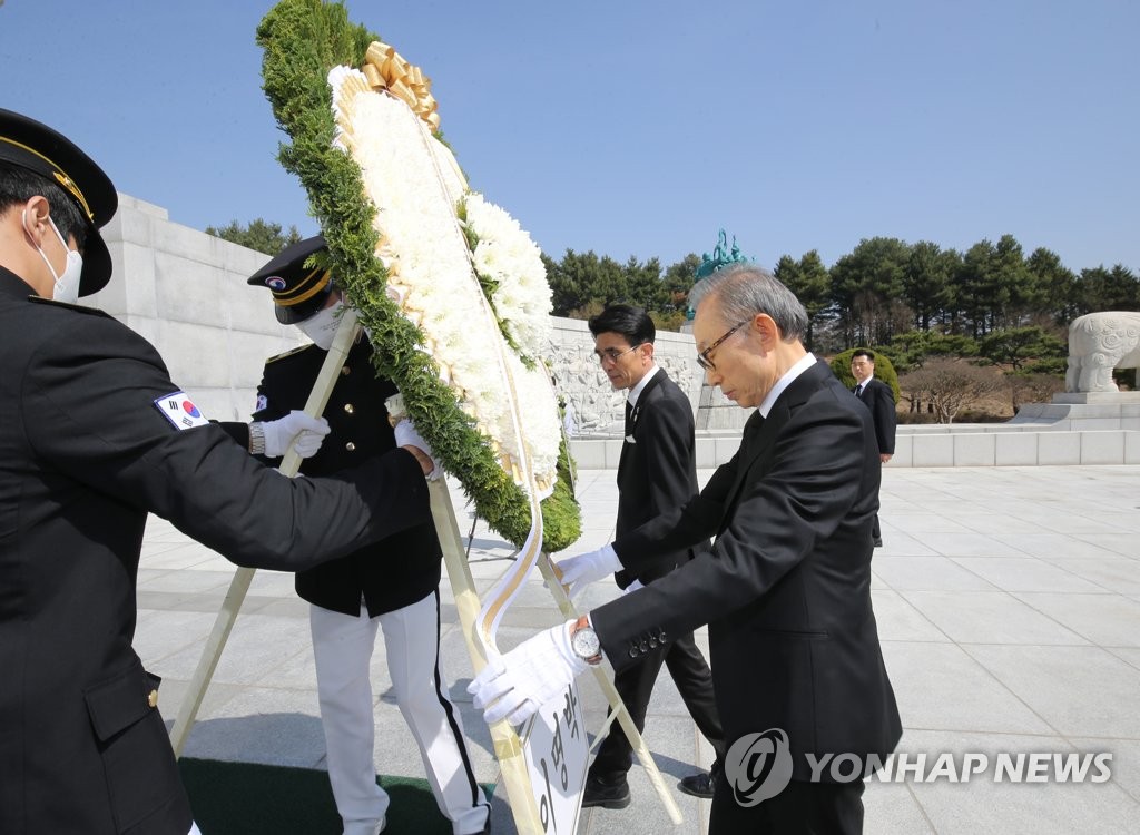 الرئيس الأسبق يضع إكليلا من الزهور أمام النصب التذكاري