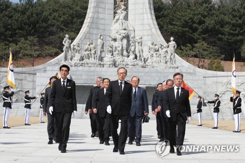 El expresidente Lee Myung-bak visita el cementerio nacional