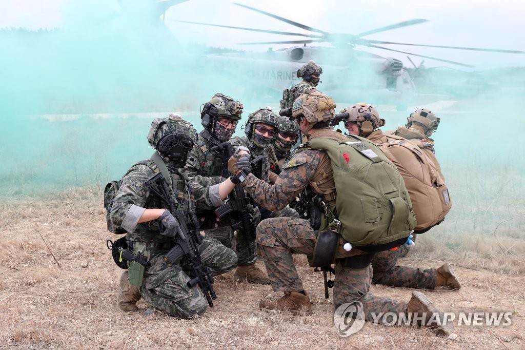 Los infantes de marina surcoreanos y estadounidenses participan, el 22 de marzo de 2023, en un entrenamiento de reconocimiento, como parte de los simulacros Ssangyong, que están teniendo lugar en Pohang, a 272 kilómetros al sureste de Seúl.