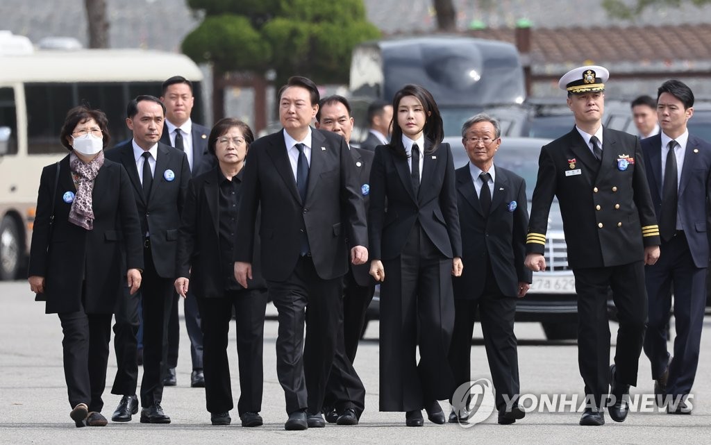 President Yoon Suk Yeol and first lady Kim Keon Hee arrive at the national cemetery in Daejeon, 139 kilometers south of Seoul, on March 24, 2023. (Yonhap)