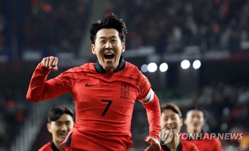 اللاعب «سون هيونغ-مين» يسجل هدفا في المباراة الودية ضد كولومبيا