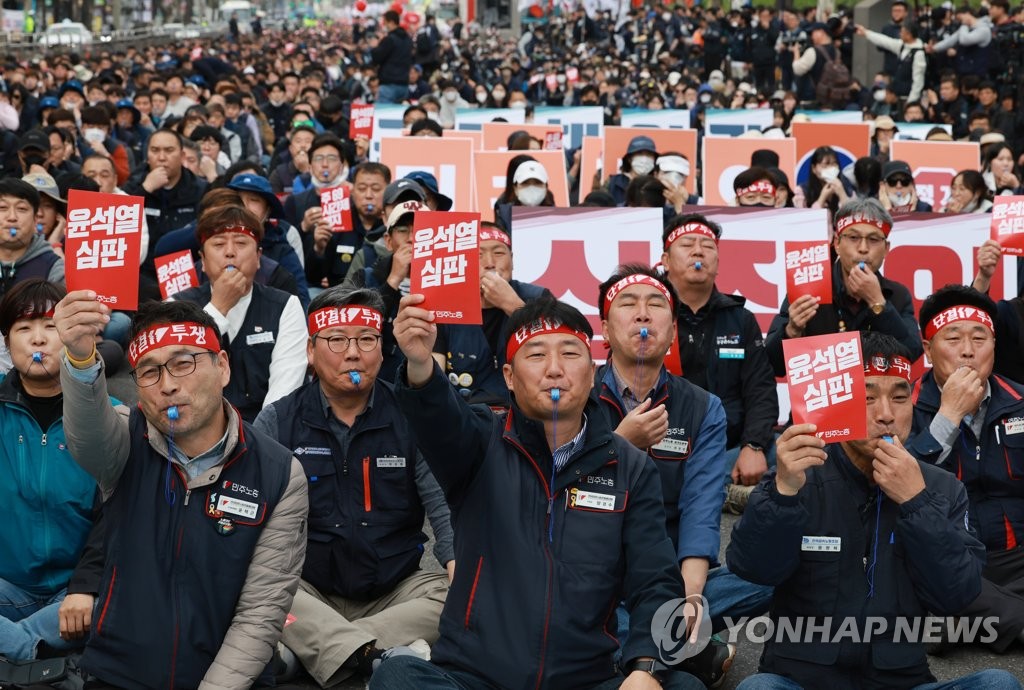 '노동정책 비판'...민주노총 1만3000명 대규모 집회