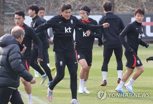 South Korean defender Kim Min-jae (C) takes part in a training session at the National Football Center in Paju, 30 kilometers northwest of Seoul, on March 27, 2023, the eve of a friendly match against Uruguay. (Yonhap)