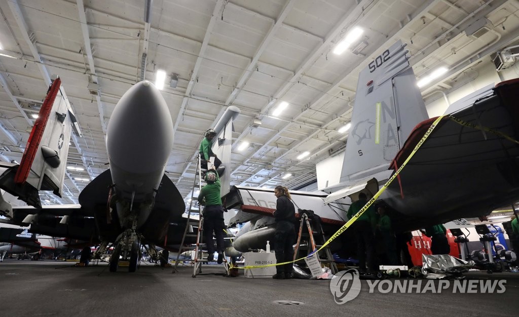 미 핵추진 항공모함 '니미츠' 격납고 내부 공개