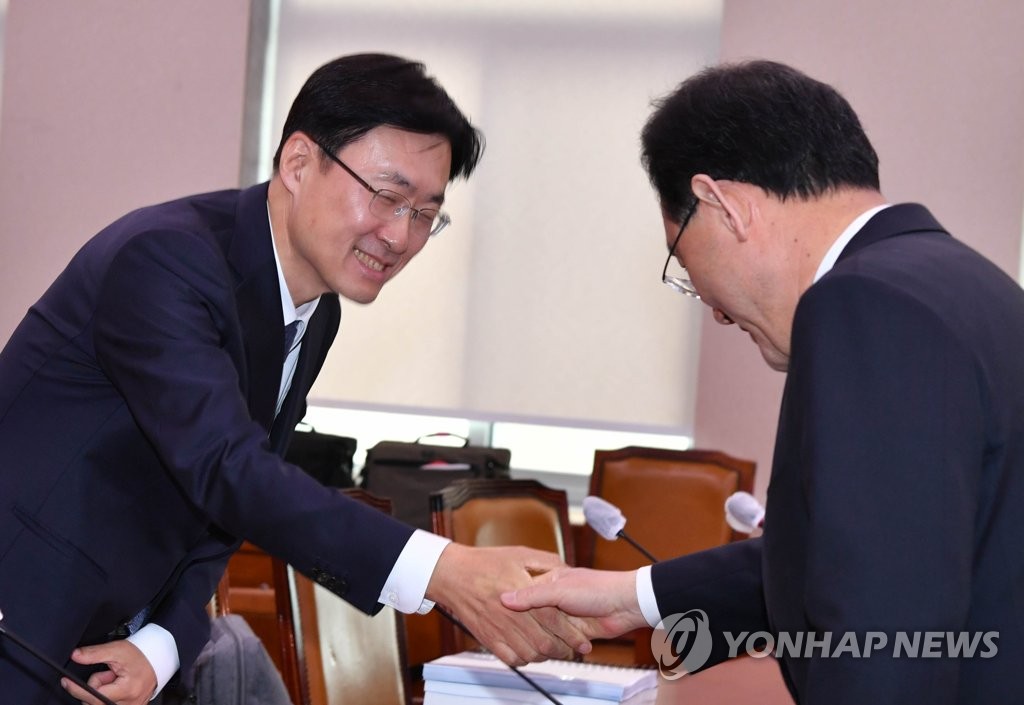 김형두 헌법재판관 후보자와 인사하는 주호영 원내대표