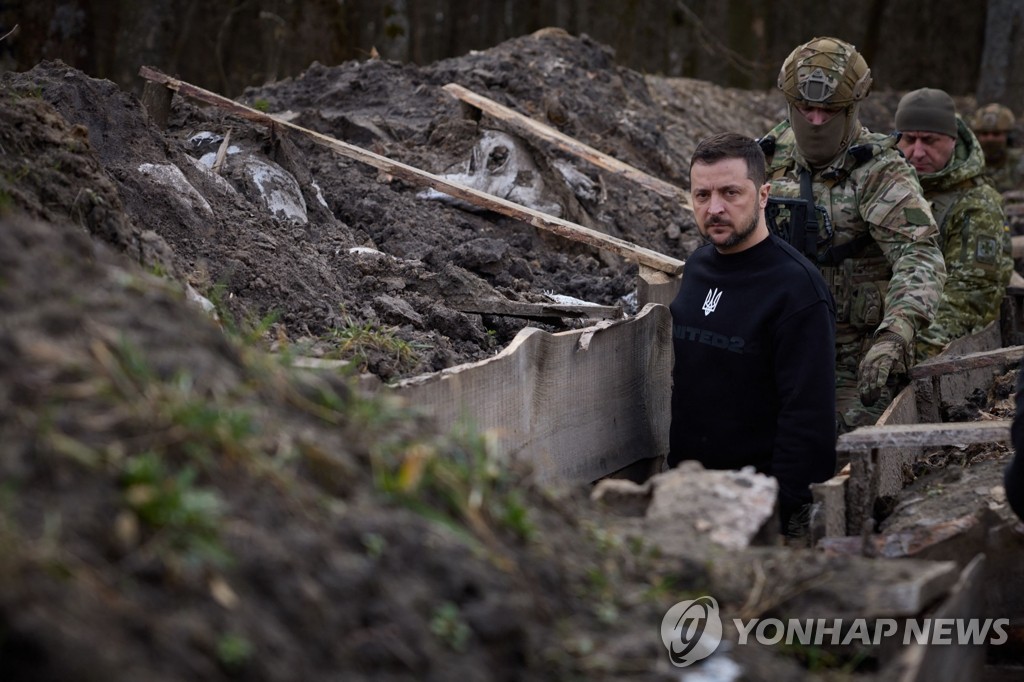 러시아 접경지역 참호 순찰하는 우크라 대통령