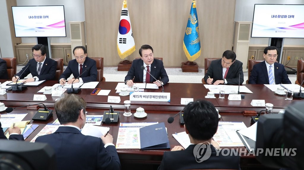 President Yoon Suk Yeol (C, rear) attends an emergency meeting at the presidential office in Seoul on March 29, 2023, to discuss ways to stabilize people's livelihoods. (Pool photo) (Yonhap)