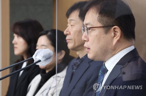 '검정고무신 사건' 브리핑하는 강정원 대변인
