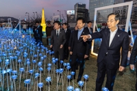2030 부산세계박람회 유치 기원 LED 꽃밭 살펴보는 한덕수 총리