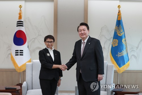 Yoon et la ministre indonésienne des Affaires étrangères