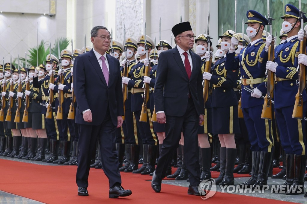 방중 안와르 말레이 총리, 리창 중국 총리와 의장대 사열