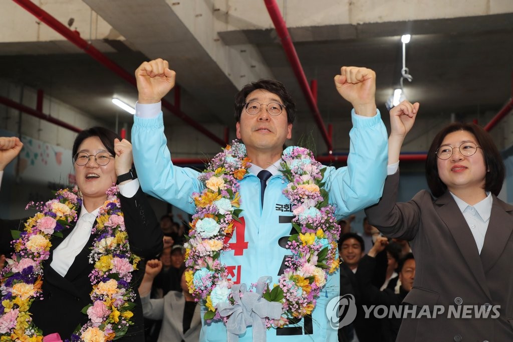 Kang Sung-hee (C), the minor progressive Jinbo Party's candidate for a parliamentary by-election in Jeonju, about 190 kilometers south of Seoul, celebrates his victory after the election result was announced on April 6, 2023. (Yonhap)