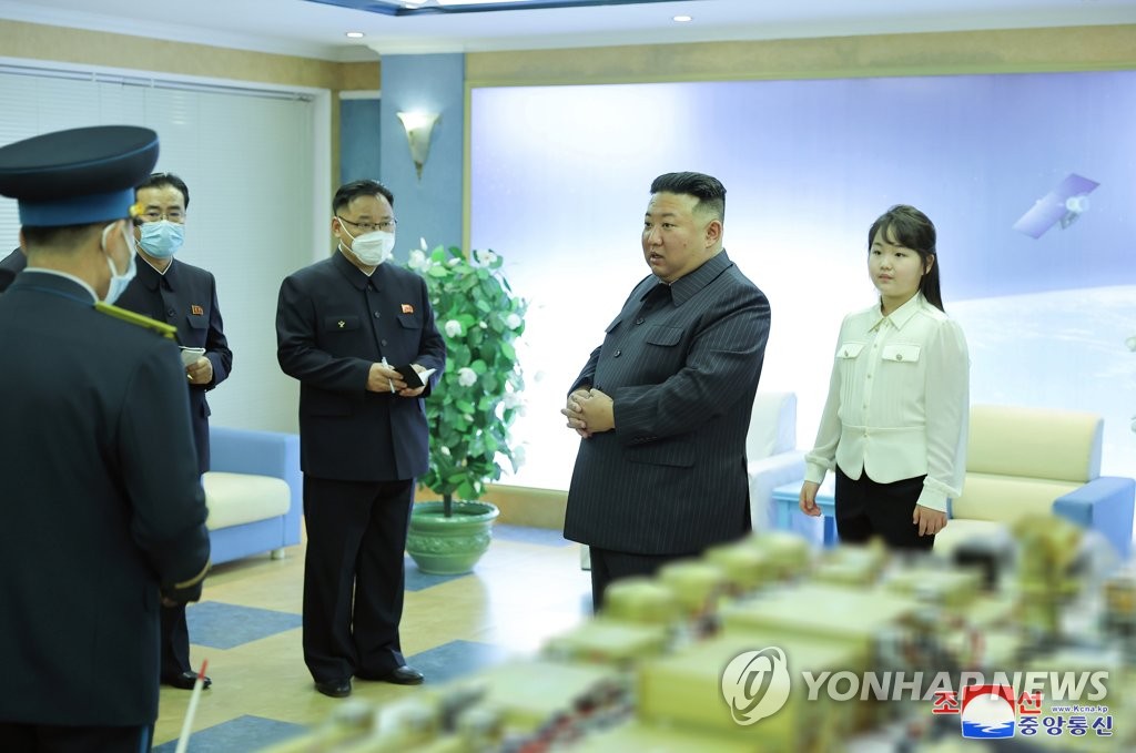 El líder norcoreano Kim Jong-un (segundo desde la derecha) y su hija, conocida como Ju-ae, visitan la agencia de desarrollo espacial de Corea del Norte el 18 de abril de 2023, en esta foto publicada por la Agencia Central de Noticias oficial de Corea del Norte al día siguiente.  (Para uso exclusivo en la República de Corea. Sin redistribución) (Yonhap)