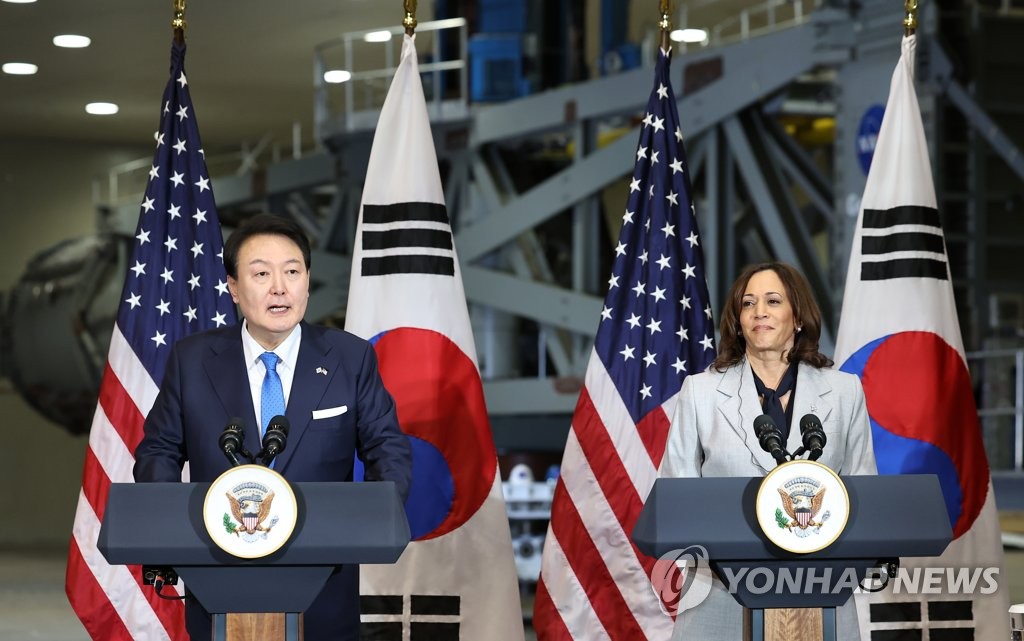 President Yoon Suk Yeol (L) delivers remarks at the NASA Goddard Space Flight Center in Maryland, just outside Washington, on April 25, 2023, as U.S. Vice President Kamala Harris looks on. (Yonhap)