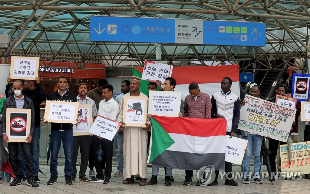 السودانيون في كوريا ينظمون وقفة أمام محطة سيئول رفضا للحرب - 1