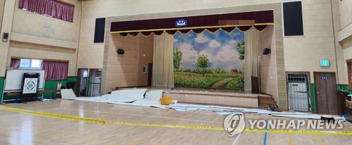 수업 중 체육관 천장 마감재 통째로 추락…교사·학생 14명 다쳐