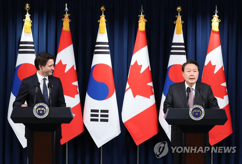 South Korean President Yoon Suk Yeol (R) and Canadian Prime Minister Justin Trudeau hold a joint press conference after their summit at the presidential office in Seoul on May 17, 2023. (Yonhap)