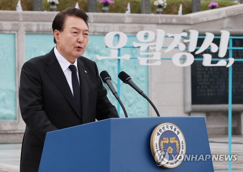 El presidente Yoon Suk Yeol habla durante una ceremonia conmemorativa en un cementerio nacional en la ciudad de Gwangju, en el suroeste del país, el 18 de mayo de 2023, para conmemorar el 43.º aniversario de un levantamiento a favor de la democracia.  (Yonhap)