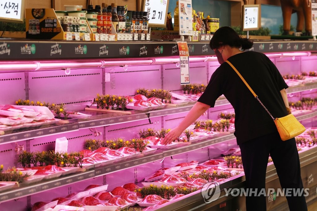 Une cliente visite le rayon des viandes d'un supermarché de Séoul le 18 mai 2023. (Revente et archivage interdits)