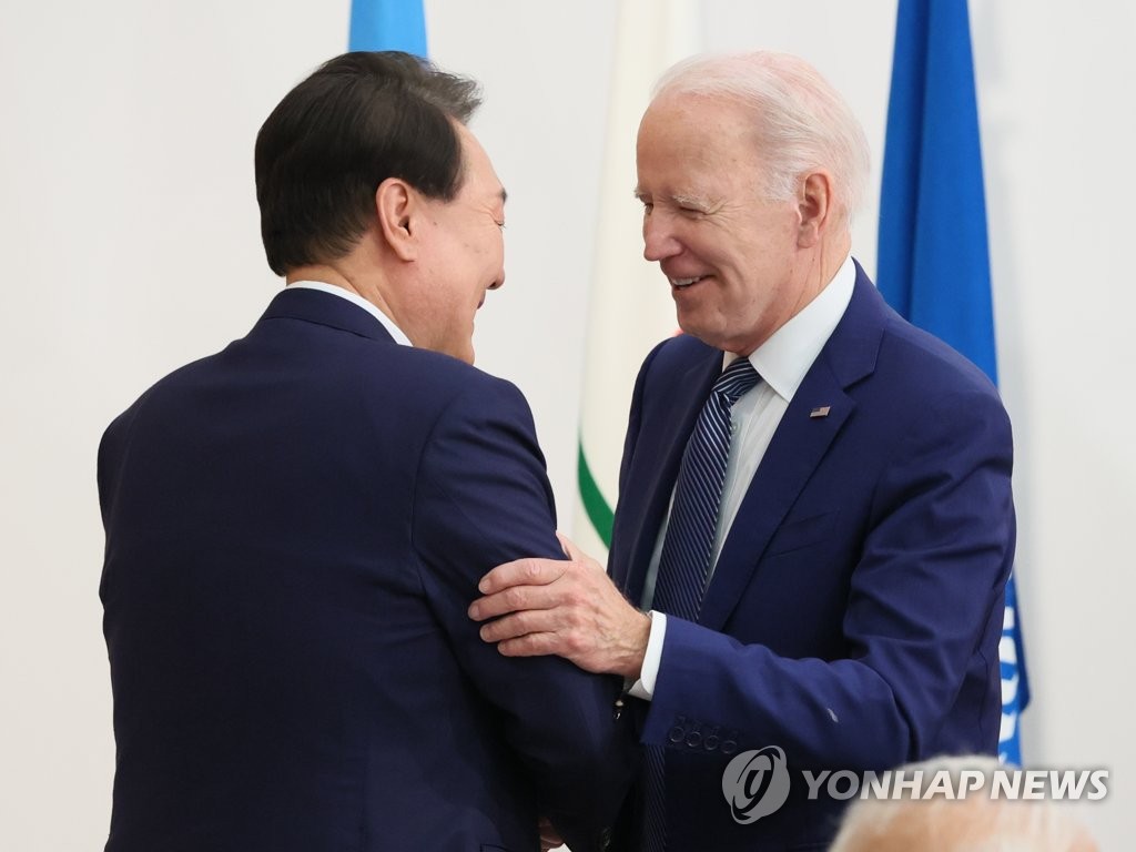 El presidente de Corea del Sur, Yoon Suk Yeol (izquierda), saluda a su homólogo estadounidense, Joe Biden, en una sesión ampliada de la cumbre del Grupo de los Siete celebrada en el Hotel Grand Prince en Hiroshima, Japón, el 20 de mayo de 2023. (Yonhap)