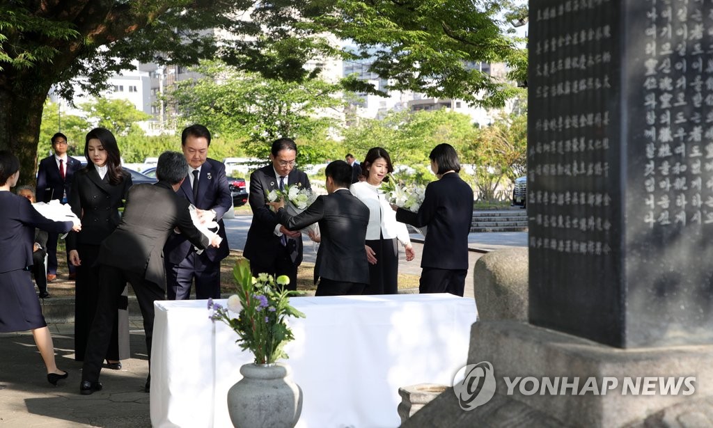 한일 정상 내외 한국인 원폭 희생자 위령비 공동 참배 연합뉴스 8979