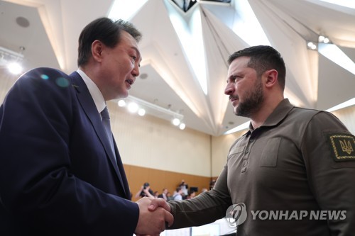 (LEAD) Yoon, Ukraine president meet for first time in Hiroshima