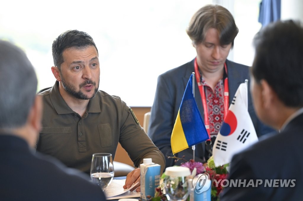 윤석열 대통령과 정상회담 하는 젤렌스키 우크라이나 대통령
