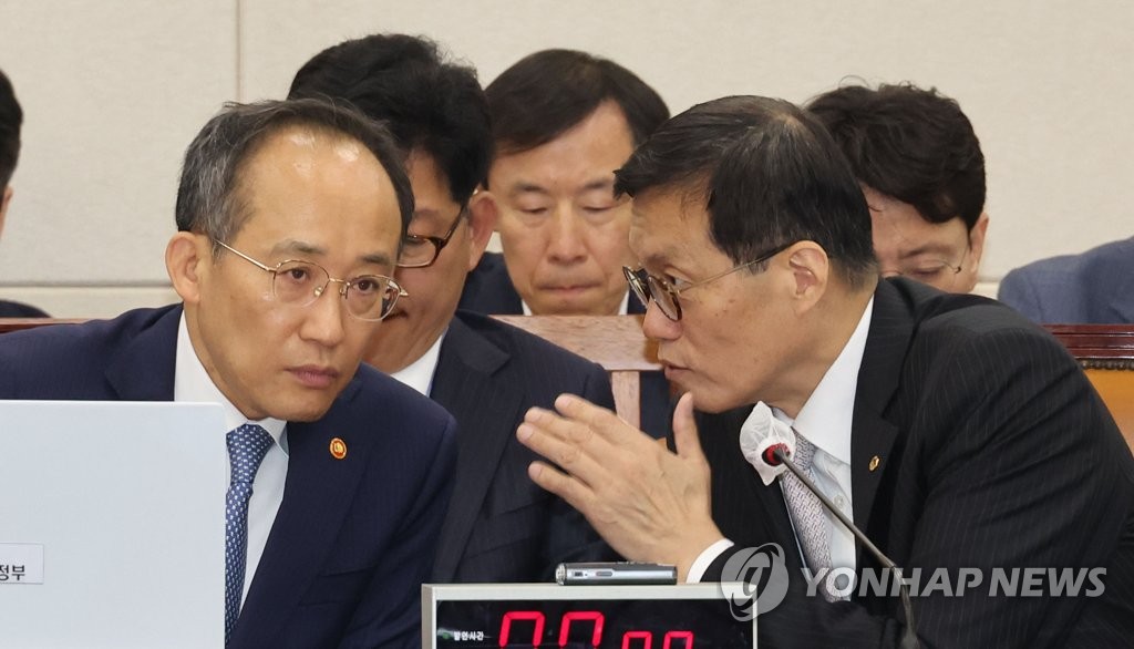(LEAD) S. Korea rules out decoupling from China: finance minister