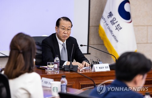 Le ministre de l'unification Kwon Young-se s'adresse aux journalistes à l'occasion du premier anniversaire de sa prise de fonction le 22 mai 2023.