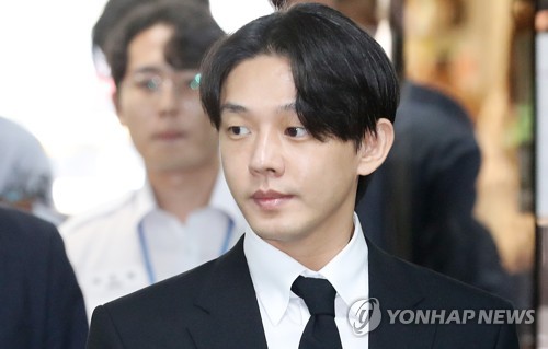 逮捕状発布の是非を巡る令状審査に出席したユ・アインさん（共同取材）＝２４日、ソウル（聯合ニュース）