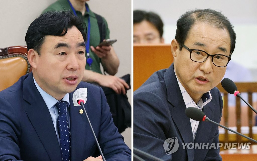 Reps. Youn Kwan-suk (L) and Lee Sung-man attend a parliamentary session on May 24, 2023. (Yonhap)