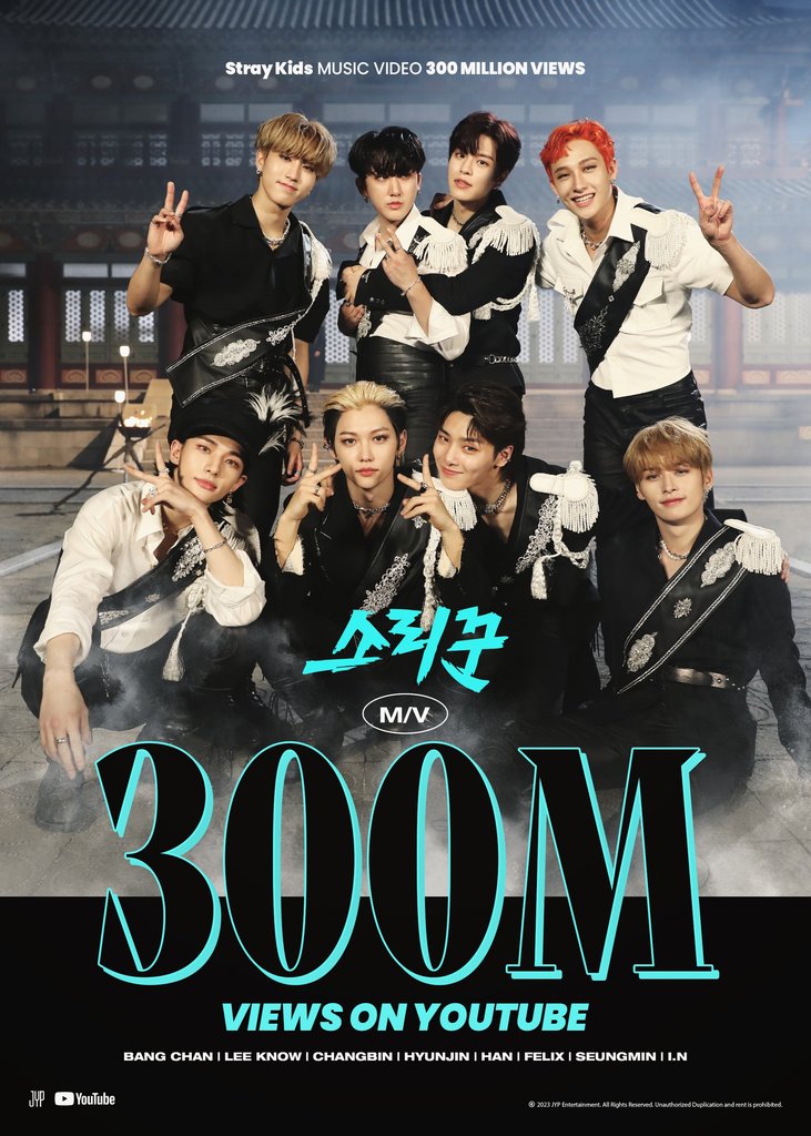 La foto, proporcionada, el 25 de mayo de 2023, por JYP Entertainment, muestra un póster para conmemorar los 300 millones de visualizaciones en YouTube del videoclip de "Thunderous", del grupo masculino de K-pop Stray Kids. (Prohibida su reventa y archivo)