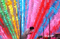(LEAD) Temples celebrate Buddha's Birthday at full-scale