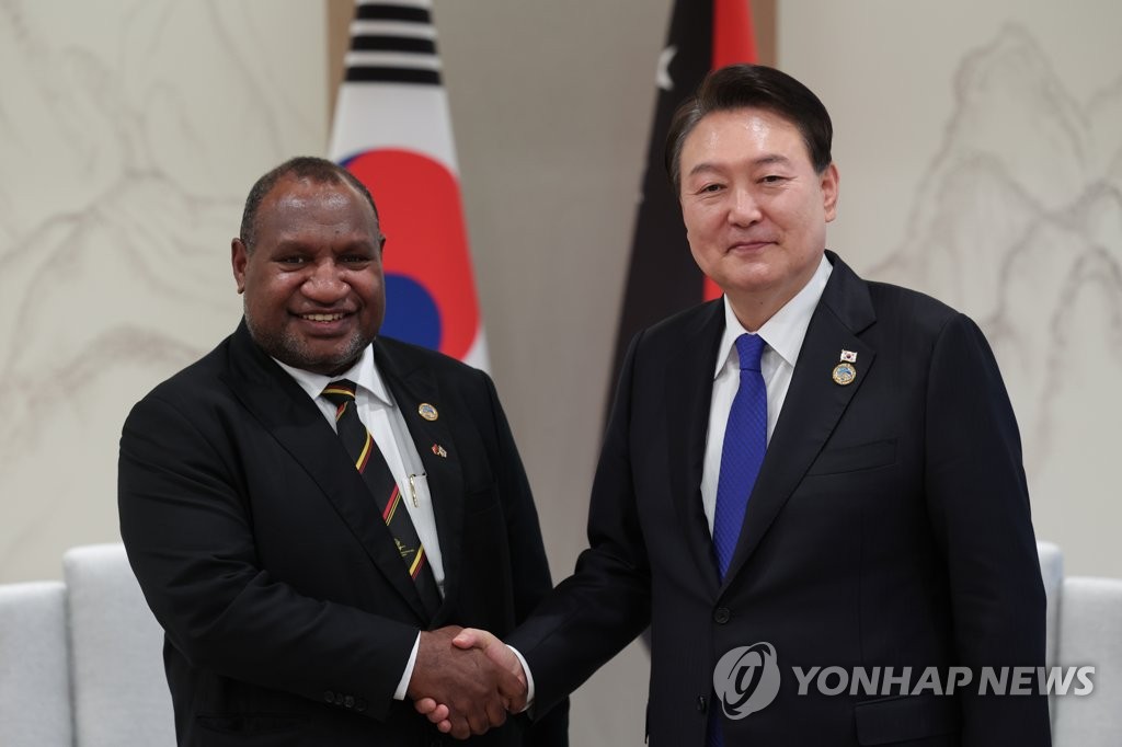 Yoon holds summit with Papua New Guinea's PM