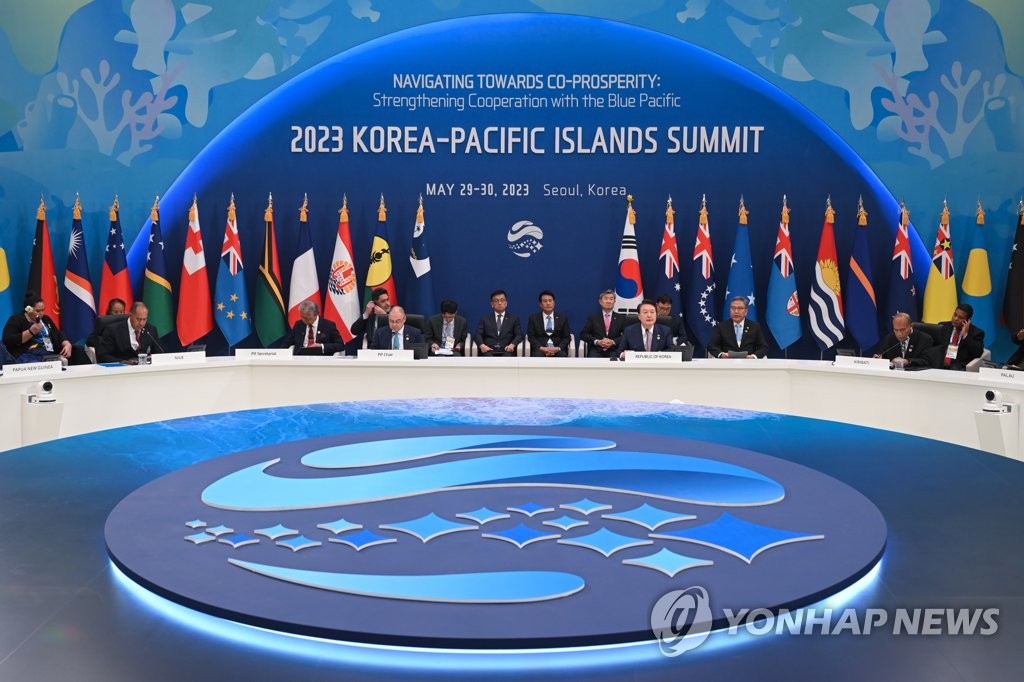 El presidente surcoreano, Yoon Suk Yeol (segundo por la dcha., frente), y los líderes de las naciones insulares del Pacífico, participan en una cumbre multinacional, celebrada, el 29 de mayo de 2023, en el antiguo complejo presidencial de Cheong Wa Dae, en Seúl. 