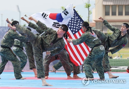 멋진 공연 선보이는 2군단 태권도 시범단