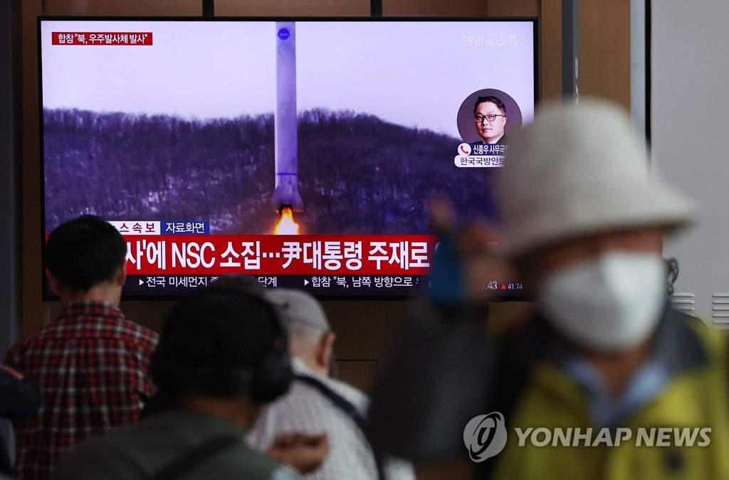 韓国・ソウル駅の待合室に、北朝鮮の宇宙発射体打ち上げニュースが流れている＝３１日、ソウル（聯合ニュース）
