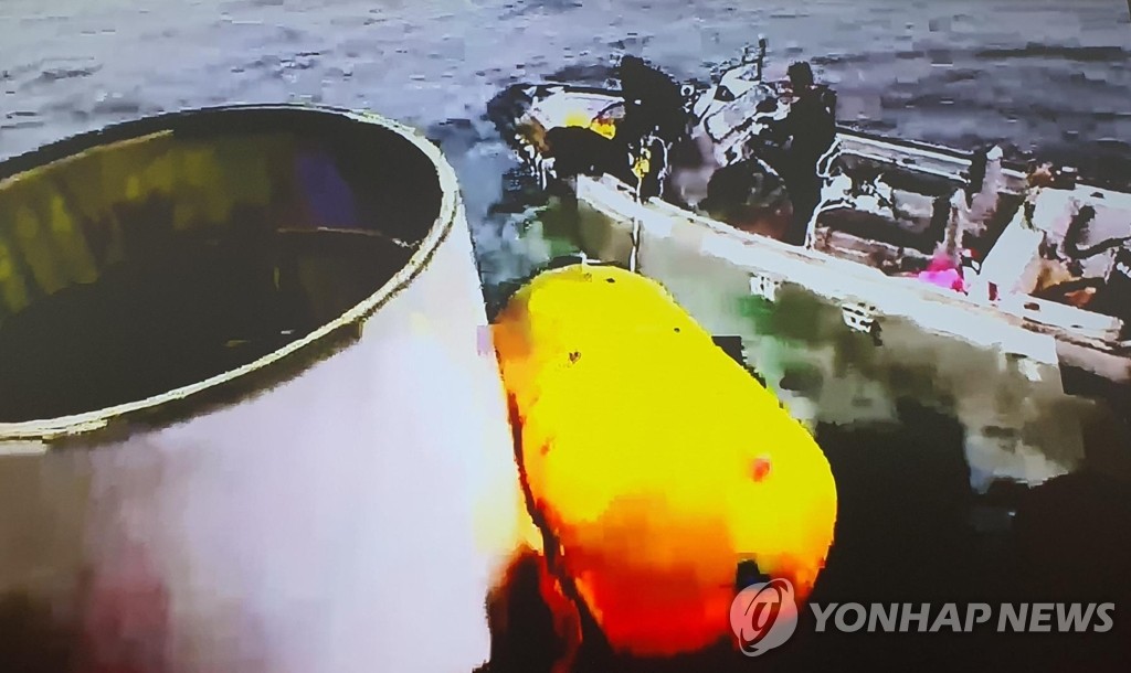 الجيش الكوري الجنوبي ينتشل شيئا يربط المرحلتين الأولى والثانية من الصاروخ الكوري الشمالي - 1