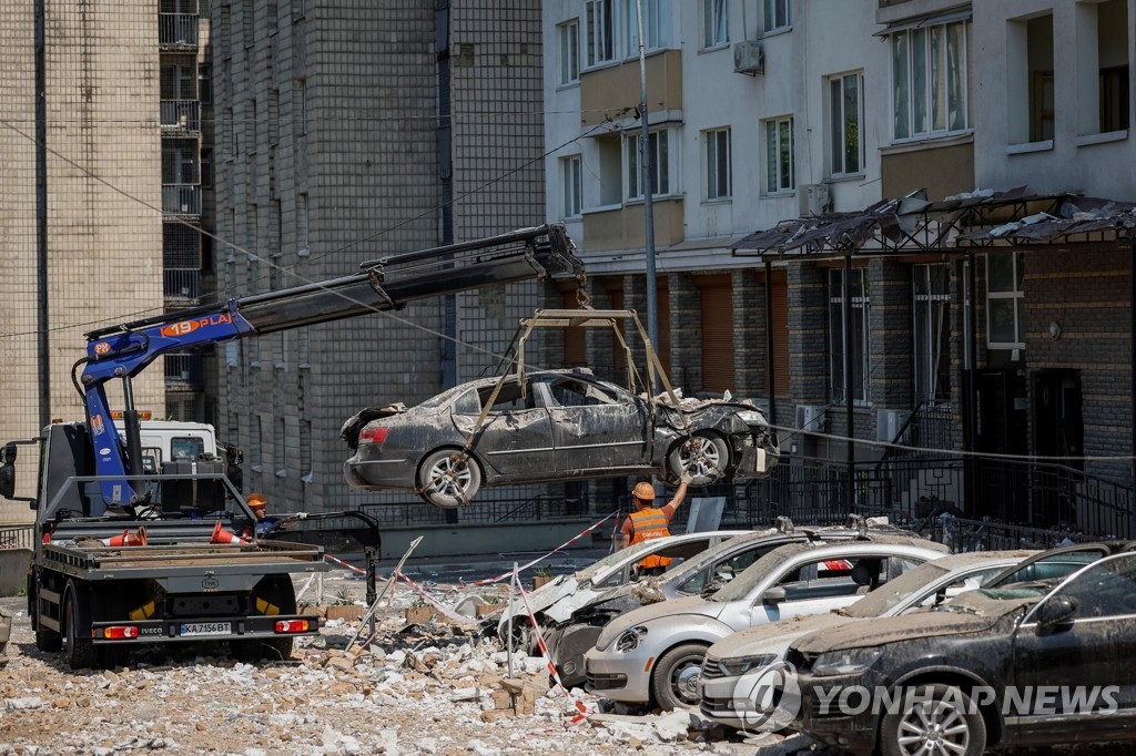 러' 드론 공격으로 파괴된 차량