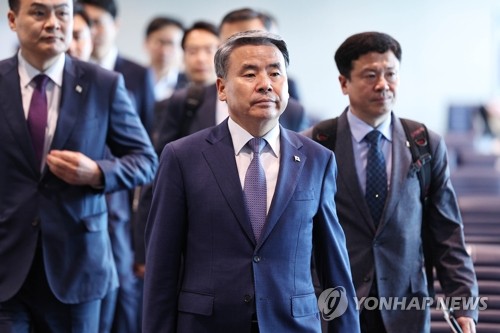 (2nd LD) S. Korea's defense chief arrives in Singapore for security forum