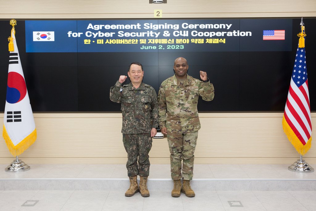 Brig. Gen. Ryu Seung-ha (L) of South Korea's Joint Chiefs of Staff (JCS) and Col. Erick O. Welcome of the U.S. Forces Korea pose for a photo after signing an arrangement on the creation of the allies' first joint cybersecurity guidance at the JCS headquarters in Seoul on June 2, 2023, in this photo released by the defense ministry. (PHOTO NOT FOR SALE) (Yonhap)