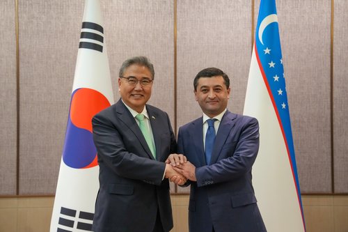 وزير الخارجية يلتقي بنظيره الأوزبكستاني