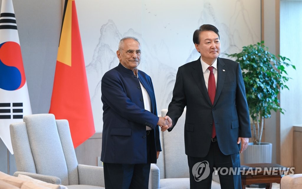 الرئيس «يون» يصافح رئيس تيمور الشرقية