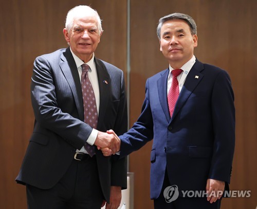 S. Korea's defense chief meets top EU envoy, Dutch counterpart in Singapore