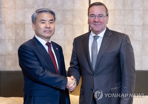 Defense chiefs of S. Korea, Germany discuss arms industry, security cooperation in Singapore