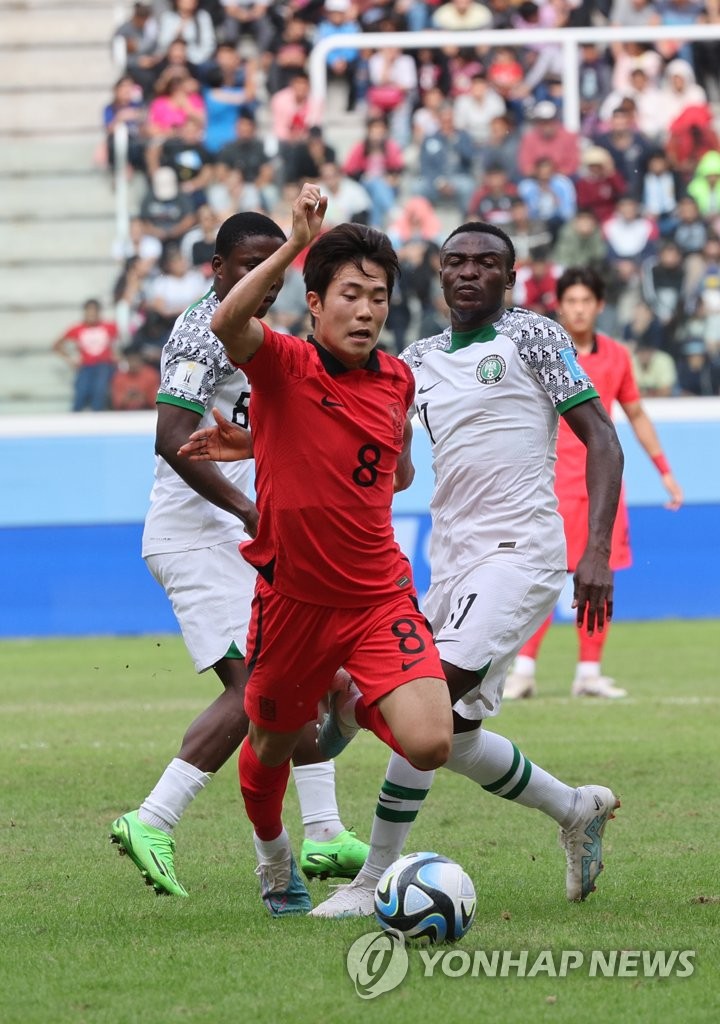 Lee Seung-won of South Korea (C) dribbles the ball against Nigeria during the teams' quarterfinal match at the FIFA U-20 World Cup at Santiago del Estero Stadium in Santiago del Estero, Argentina, on June 4, 2023. (Yonhap)