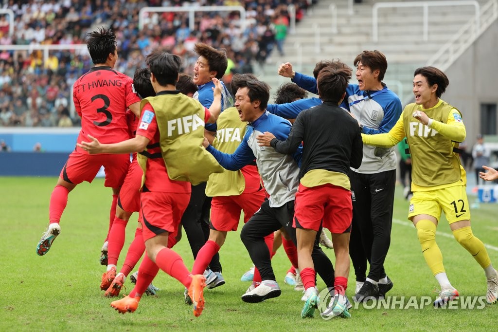South Korean players and coaches celebrate a goal by Choi Seok-hyun against Nigeria during the teams' quarterfinal match at the FIFA U-20 World Cup at Santiago del Estero Stadium in Santiago del Estero, Argentina, on June 4, 2023. (Yonhap)
