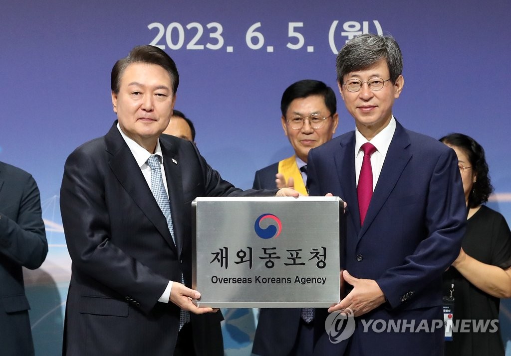 Le président Yoon Suk Yeol remet le lundi 5 juin 2023 la plaque de l'Agence pour les Coréens à l'étranger au premier chef de cette nouvelle agence, Lee Key-cheol, lors d'une cérémonie de lancement à Incheon. 